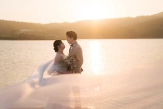 夕日に染まる湖畔で