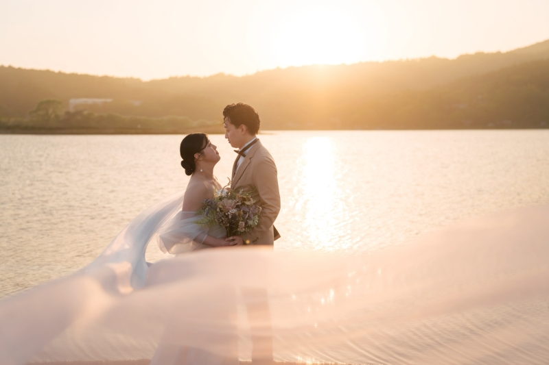 夕日に染まる湖畔で
