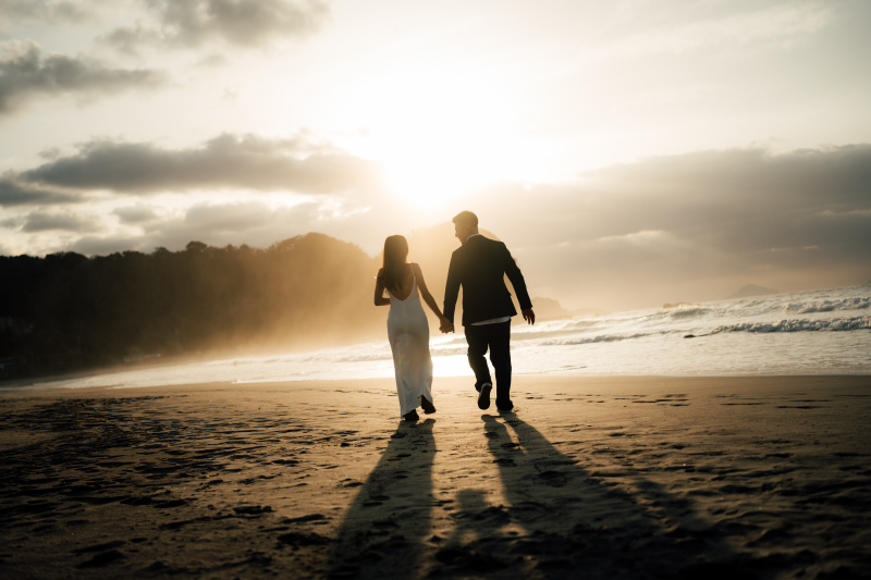 伸びる影とお二人のシルエットが素敵！