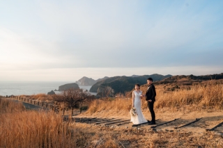 冬の草原でウェディングフォトを