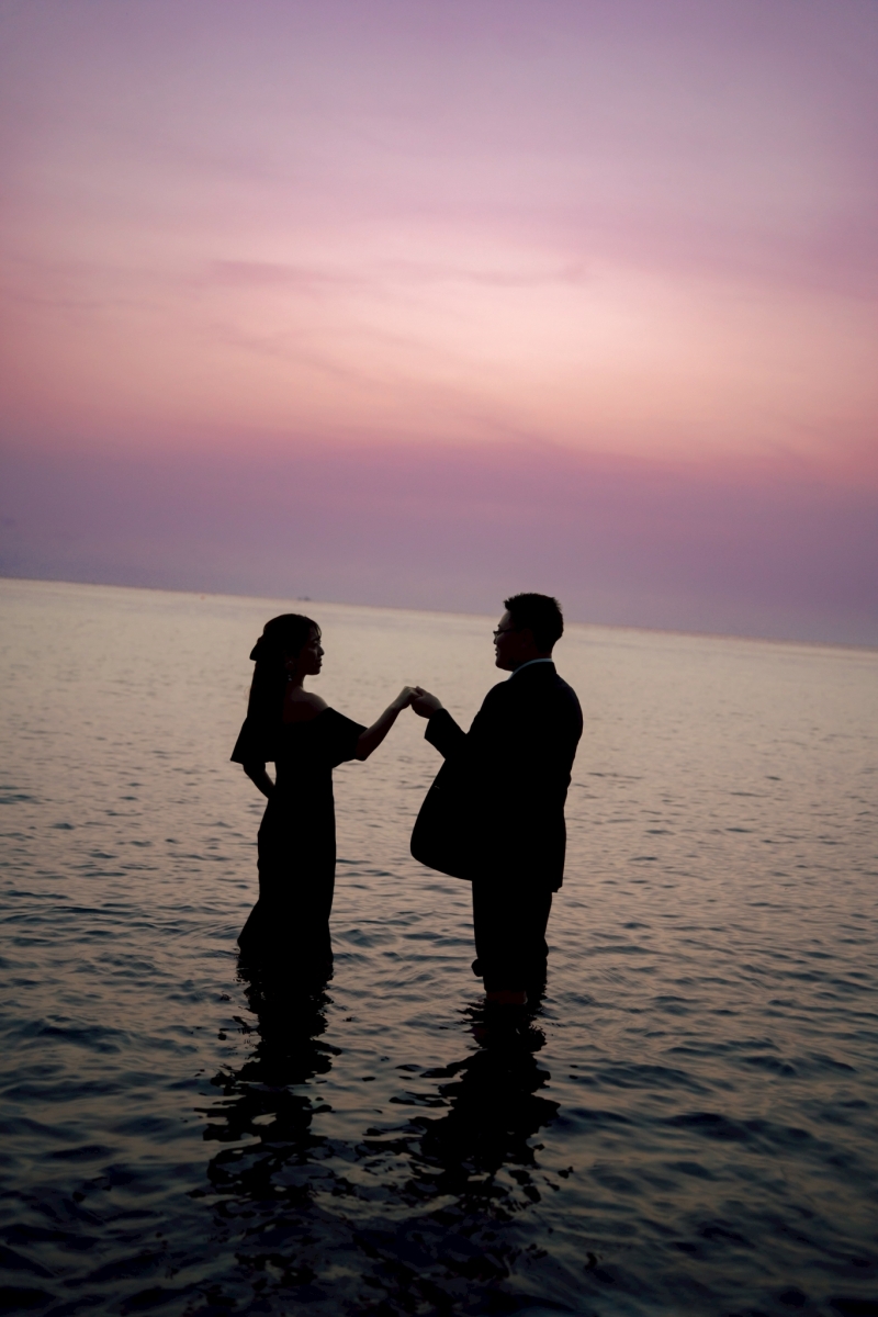 海と夕映えのロケーションフォトウェディング