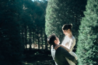 森と木漏れ日とウェディングフォト