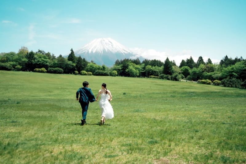 駆ける、ふたりと富士山と