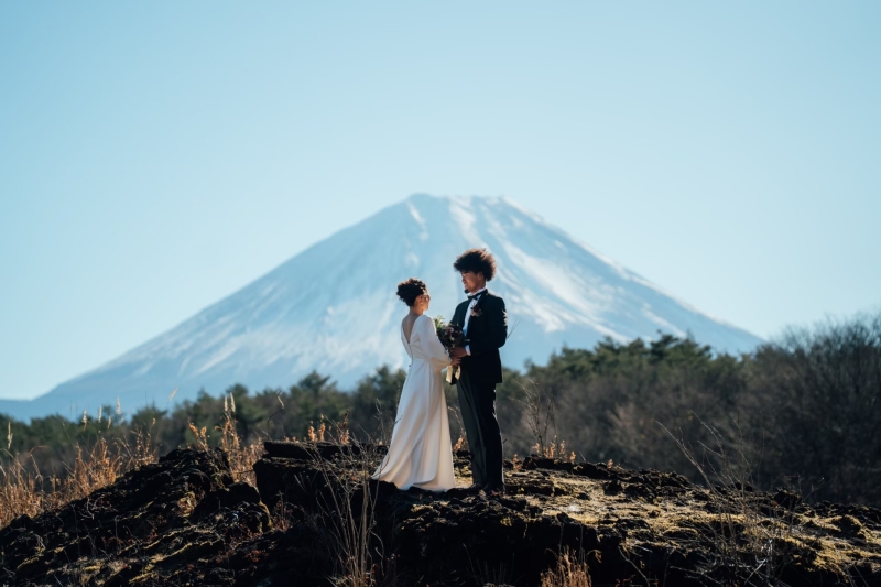 海外のような岩場で富士山とダイナミックに