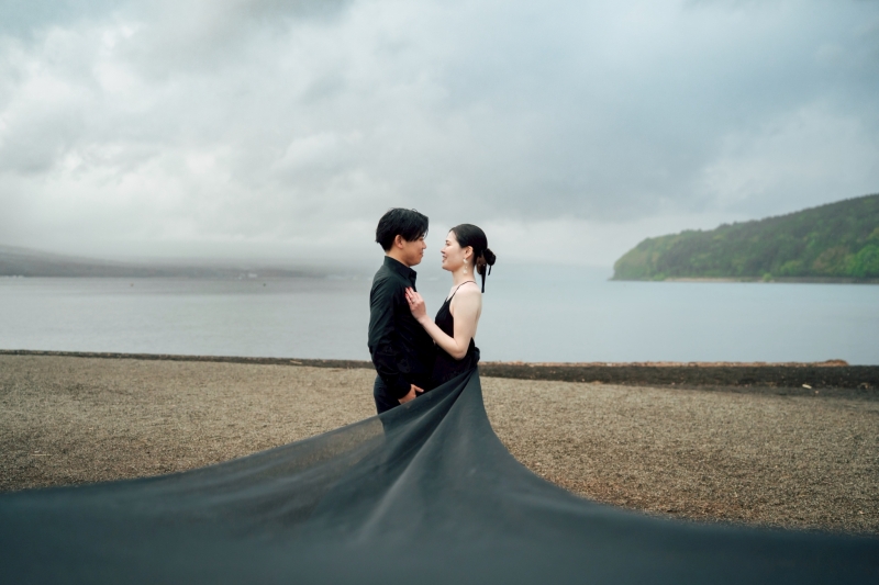 夕暮れに水のほとりで