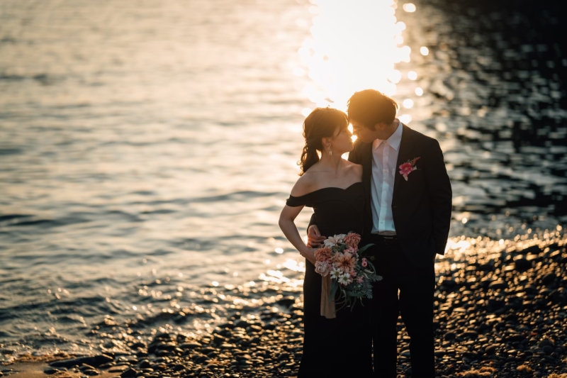 しっとりと大人びたポージングで