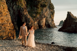 静かな岩壁が見守る誓いのとき