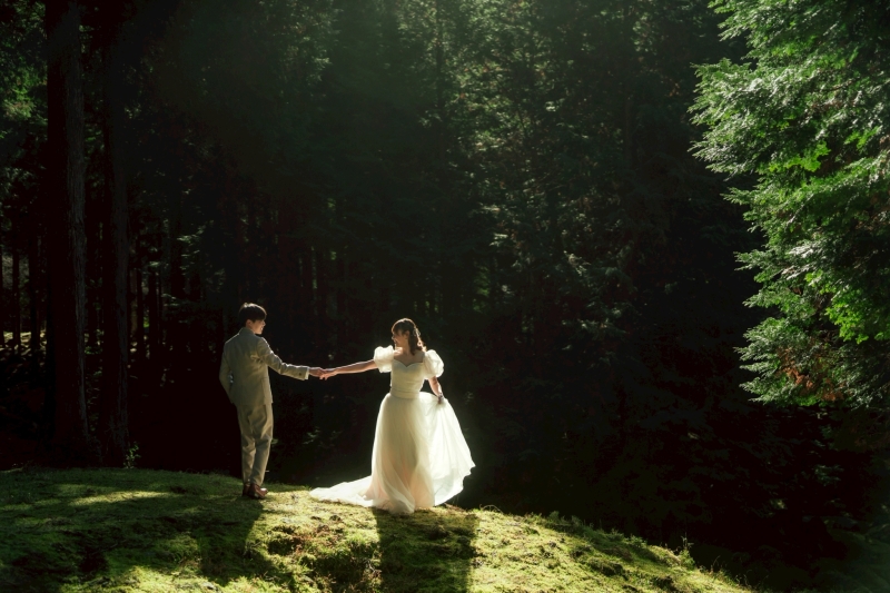 緑の静寂に溶け込むふたり