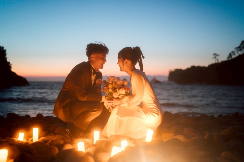 夏の黄昏、灯りとともに