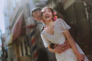 笑顔はじけるカットもたくさん撮影していきます♪お二人らしさを引き出す雰囲気で撮影ができますので、気取らず気軽に撮影しましょうね♪