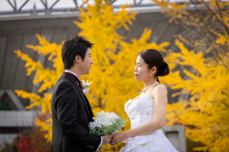 白ドレスが映える!鮮やかに色付くイチョウの木の下