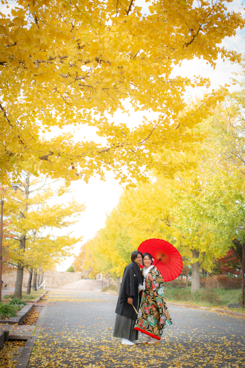 銀杏並木の前で