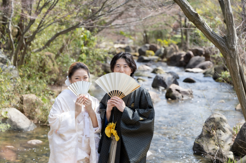 水面がキラキラと輝く川沿いで