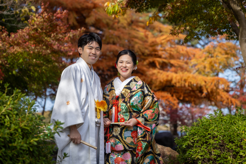 打掛に羽織り変え、紅葉シーズン真っ只中の公園へ!