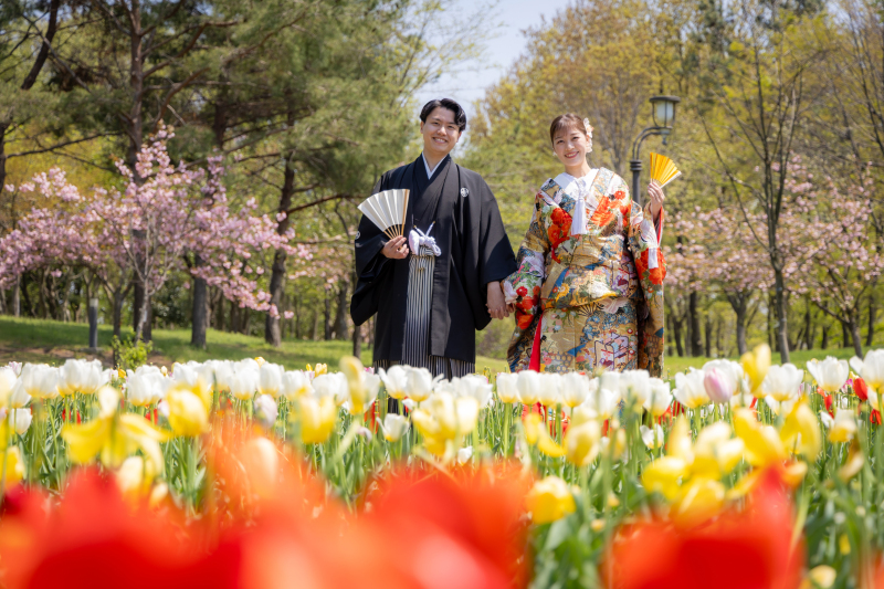 晴天の下、春の花々もお二人を祝福！