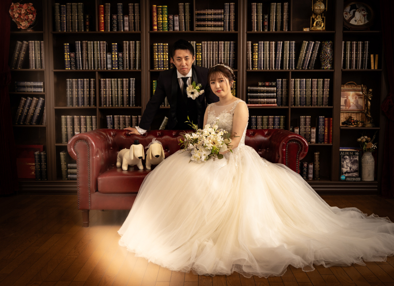 スタジオ一角にそびえ立つ一面の本棚