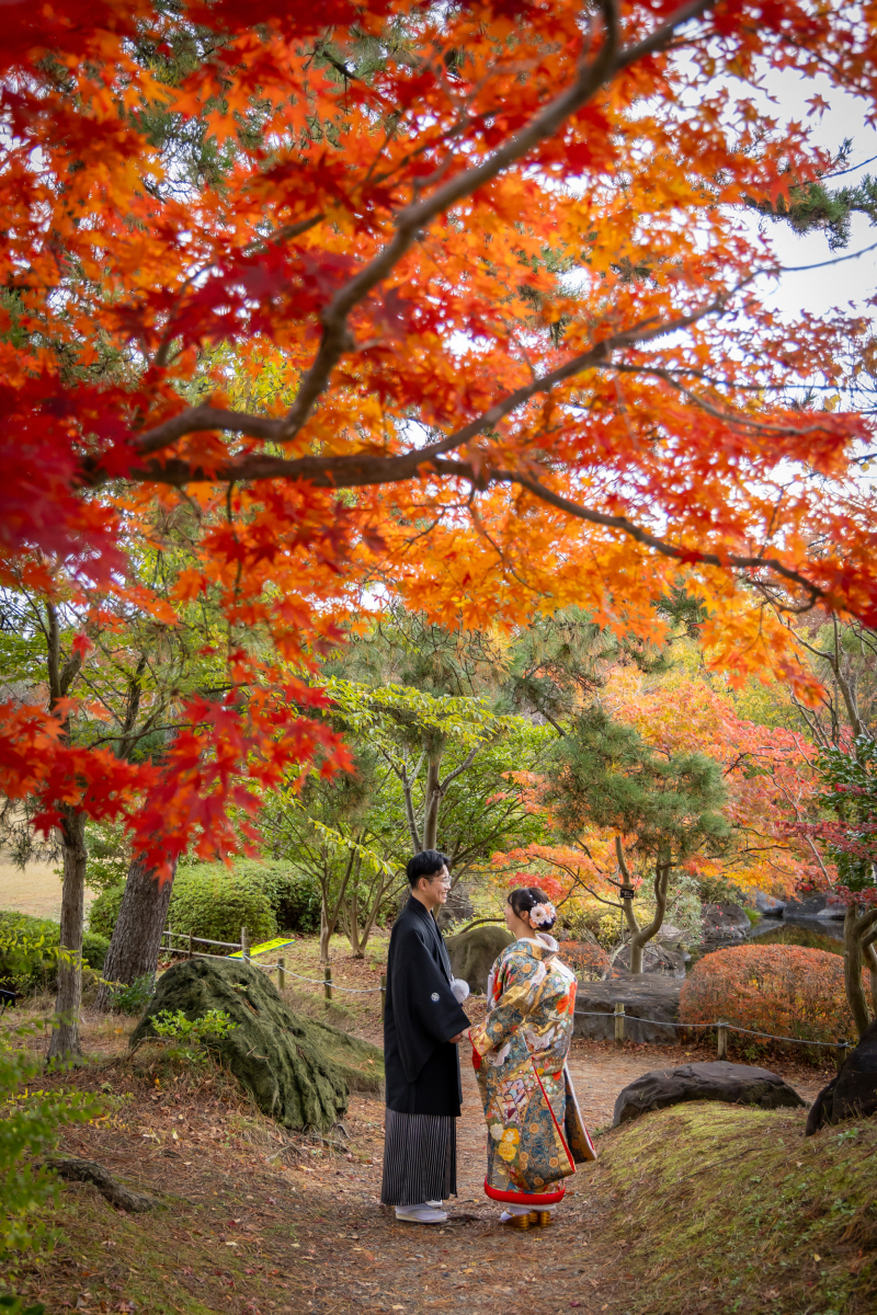 紅葉越しの仲睦まじいお二人♪