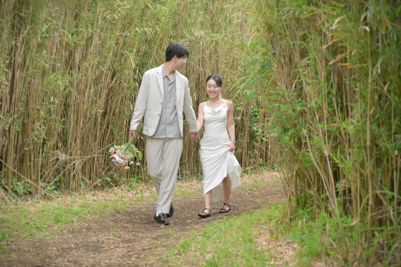 仲良く歩いている姿を正面からお邪魔します♪