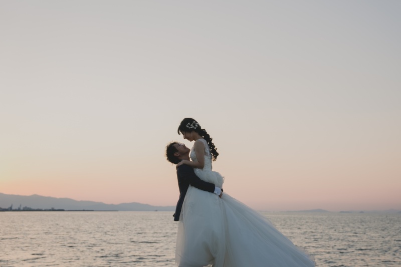 海や夕陽をバックに一日を締めくくるロケを
