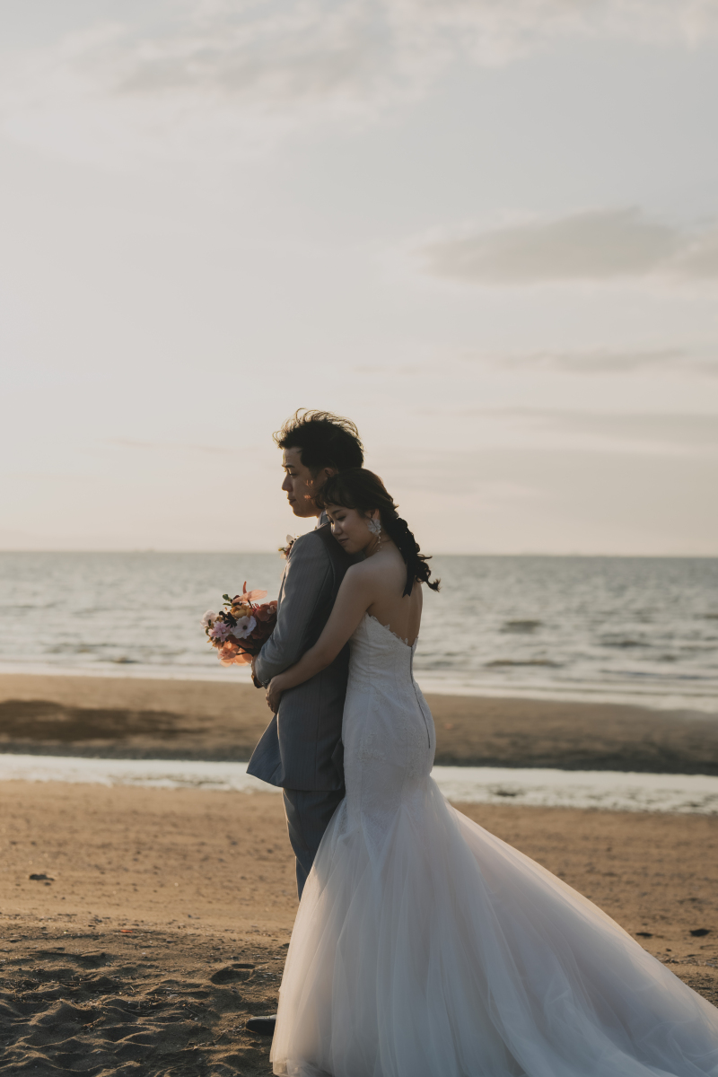 秋の海、日が落ちる前に