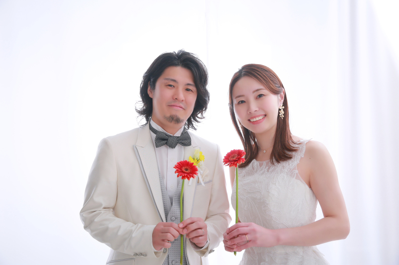 白背景でガーベラのお花を持って！