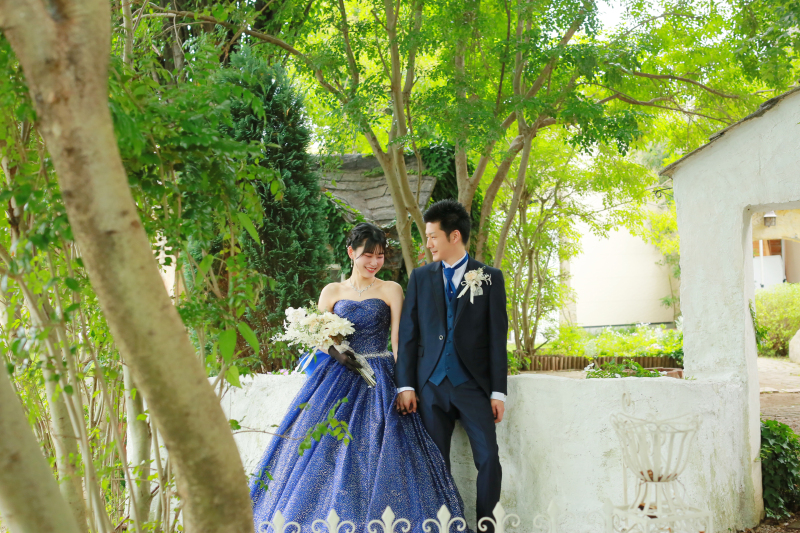 当店の緑がいっぱいのお庭で！自然なショットがとっても素敵です♡