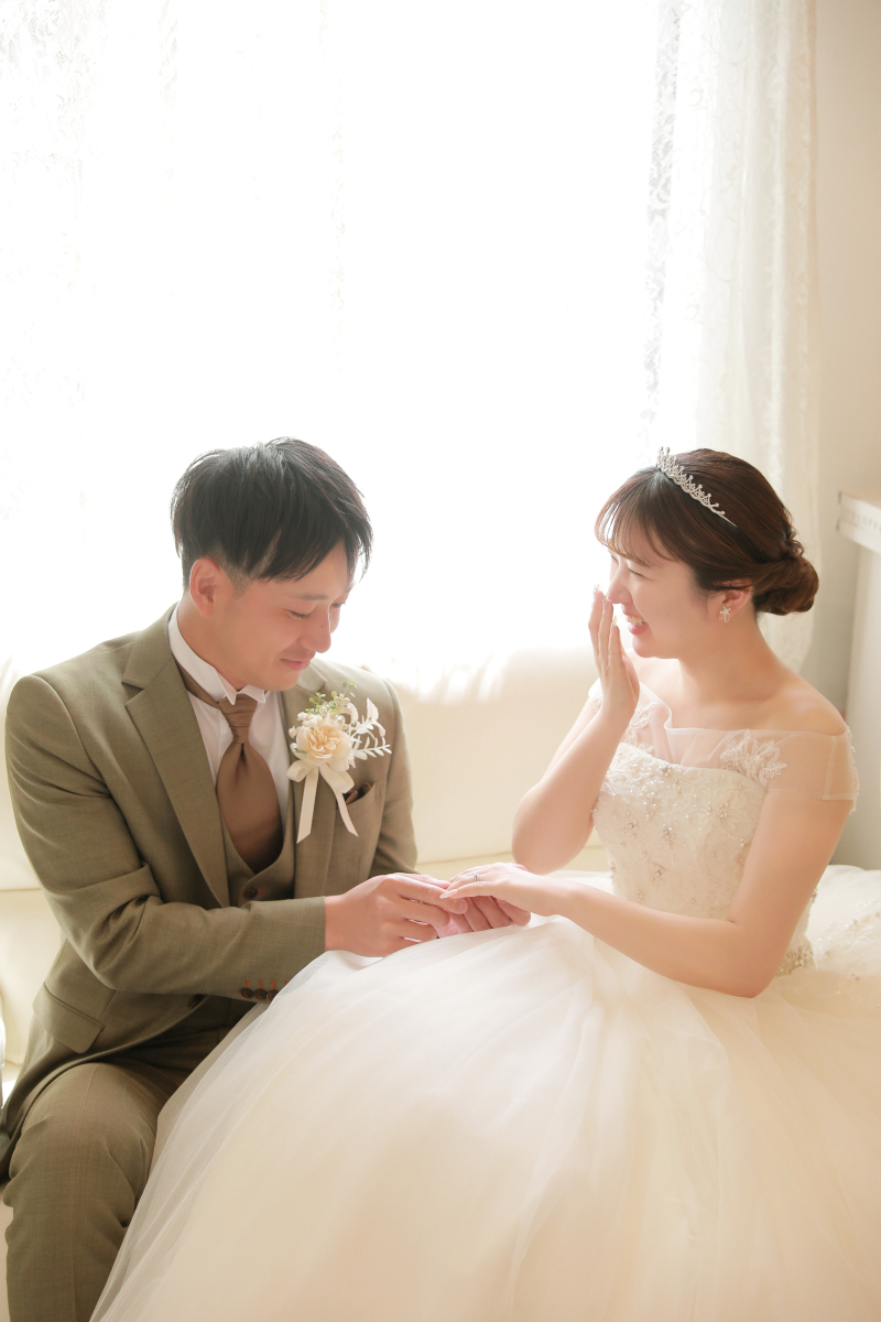 お二人の雰囲気に合ったお写真を撮影させていただきます!ご新婦様の手を添えた演出… 新作衣装での撮影です!