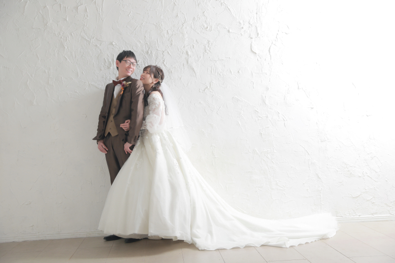 シンプルな背景で!後ろのトレーンが長いタイプのドレスになります!※掲載されているドレスは宇都宮店のお衣装になります。