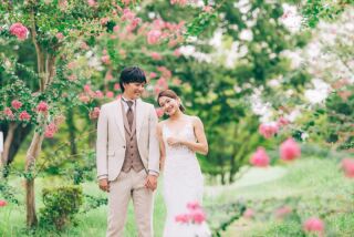 木々に囲まれ、緑と季節の花が咲く自然豊かな草加公園