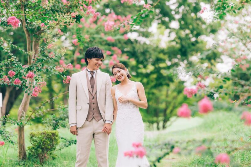 木々に囲まれ、緑と季節の花が咲く自然豊かな草加公園
