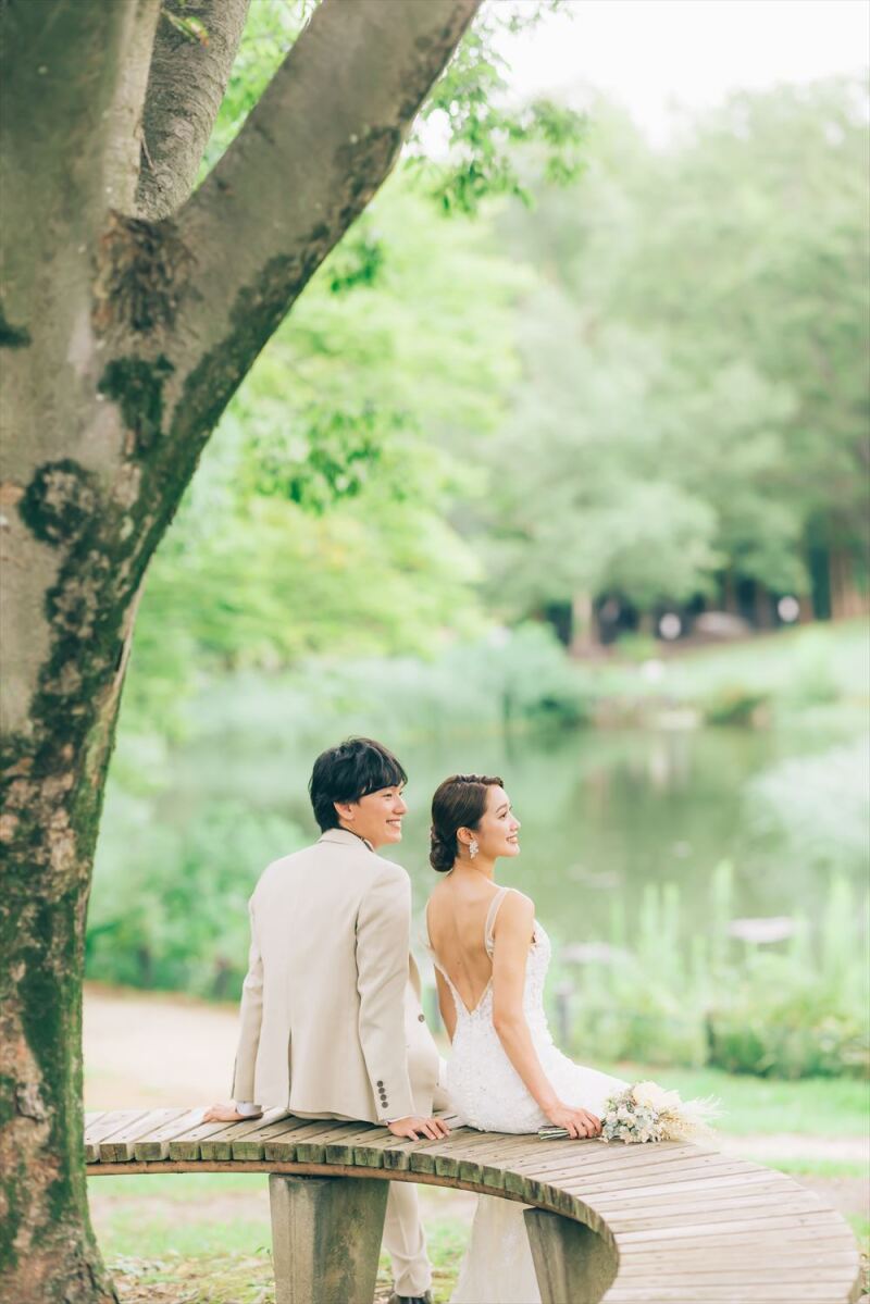 池を眺めながら