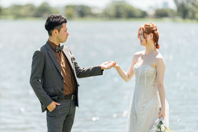 美しい水面を背景に