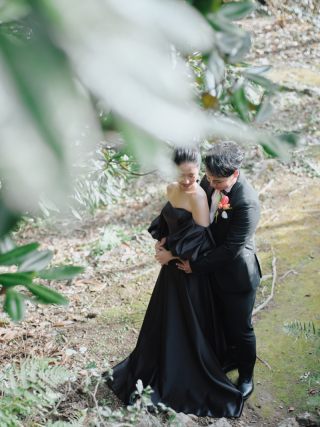 ブラックドレスでシックで大人花嫁に