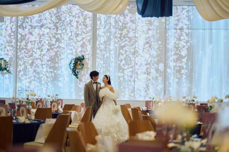 披露宴会場で桜をバックに