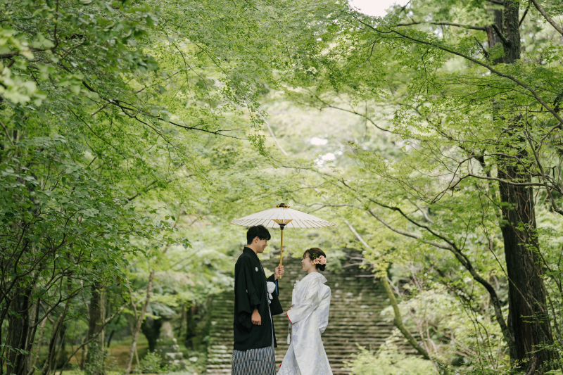 和装の伝統的な姿が新緑に映える1枚