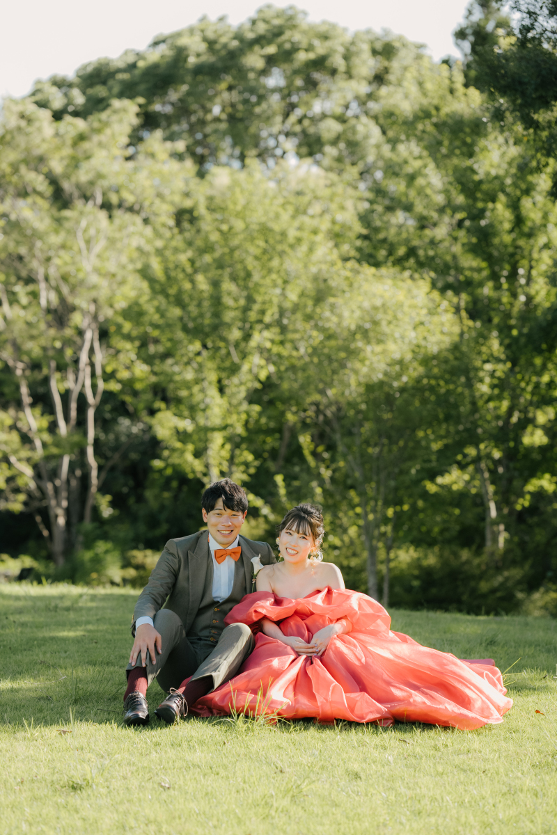 新緑に似合うテラコッタドレスはこの時期だけの1枚