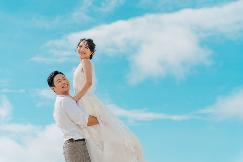 空まで届きそう！弾ける笑顔の抱っこショット