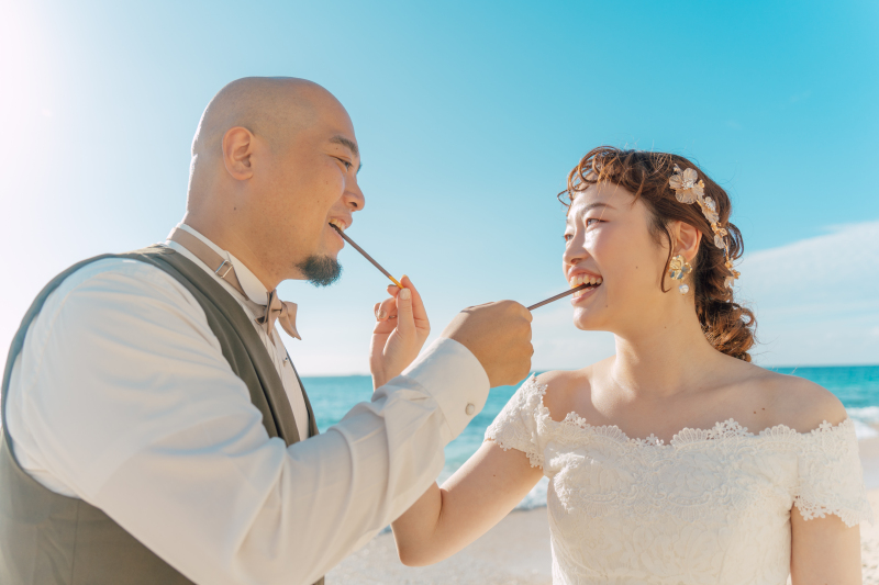 ふたりでパクっ♡ 自然体な笑顔あふれる瞬間