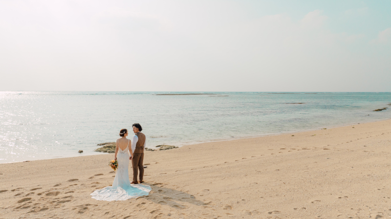 どこまでも続く青い海と空の下で
