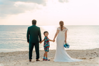 「僕も一緒だよ♪」アラハビーチで紡ぐ、笑顔あふれるファミリーウェディングフォト♡