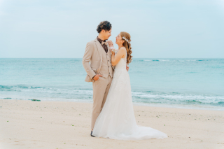 波音に包まれて自然体な二人。プライベートビーチで叶える穏やかな幸せフォト♡