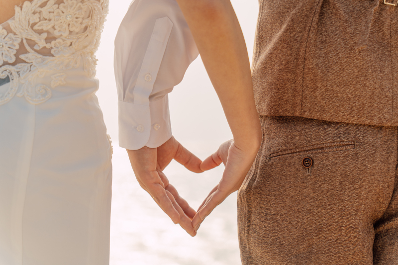 手で作るハートに想いを乗せて