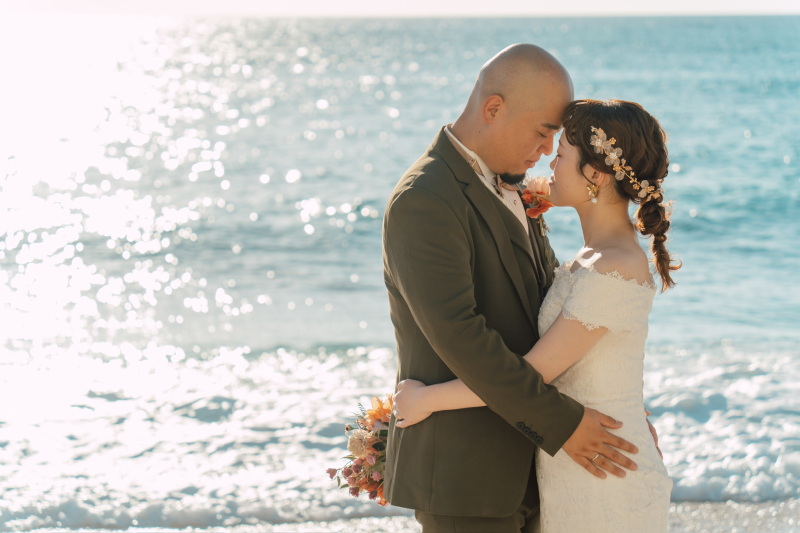 海に溶け込むような幸せ♡ キラキラ輝く水際でハグ