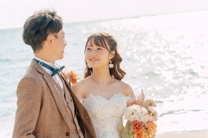 キラキラの海を背に