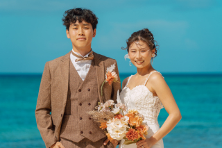 二人だけのプライベートビーチ。コバルトブルーの海に誓う、自然体な幸せのカタチ♡