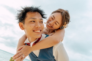きらめく青空に祝福されて。自然体な笑顔がはじける、幸せいっぱいのビーチフォト♡