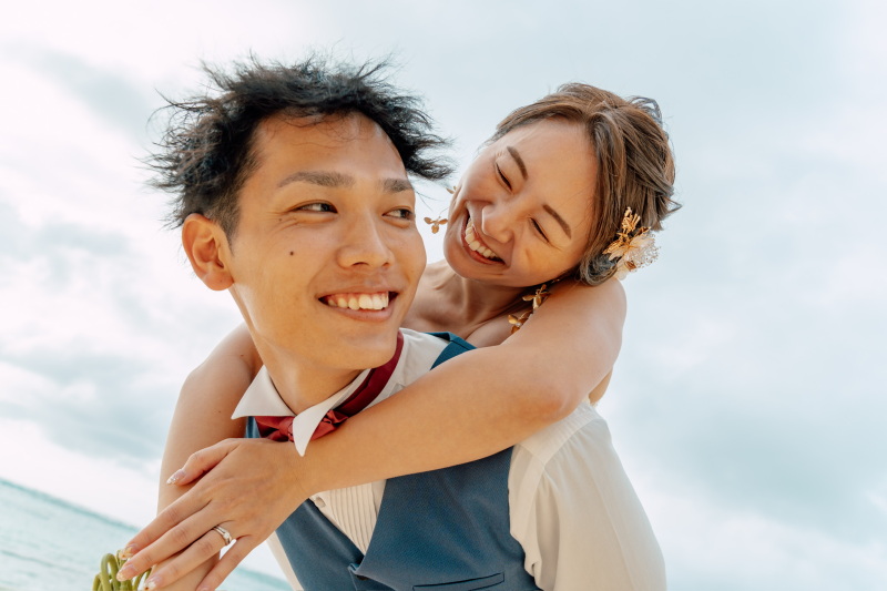 きらめく青空に祝福されて。自然体な笑顔がはじける、幸せいっぱいのビーチフォト♡