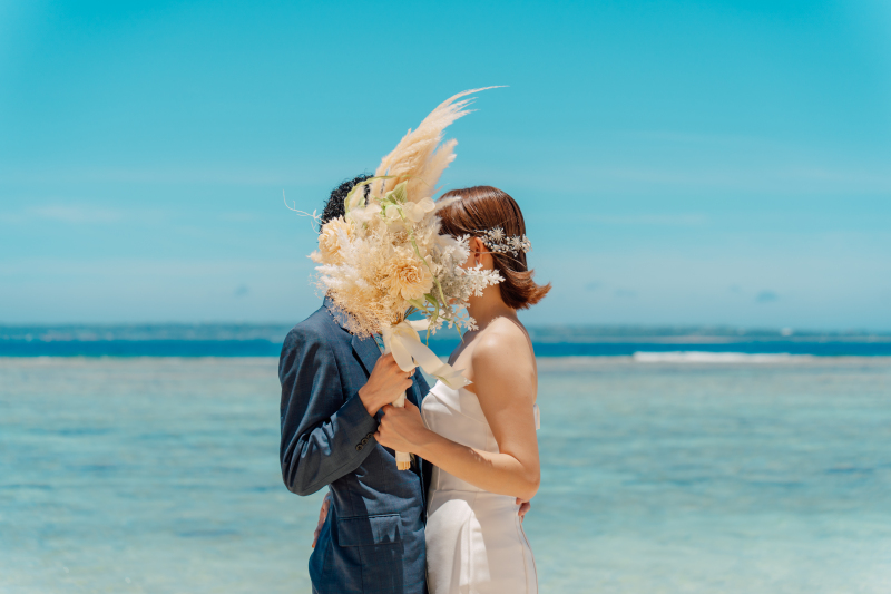 ビーチに到着☆息を呑むほど青い海で2ショット撮影