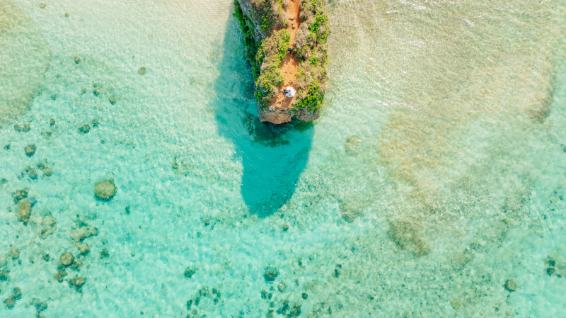 旅の結びに。広大な海に包まれたお二人の姿♡