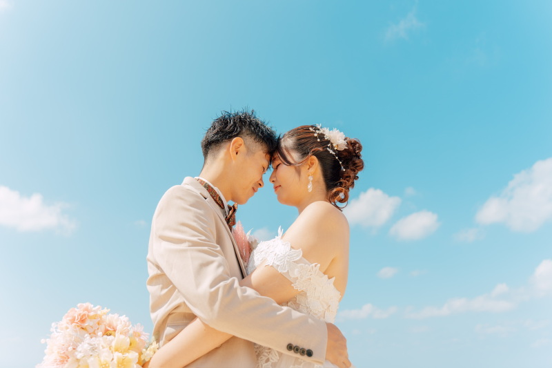 空をバックにこっつんこ♡